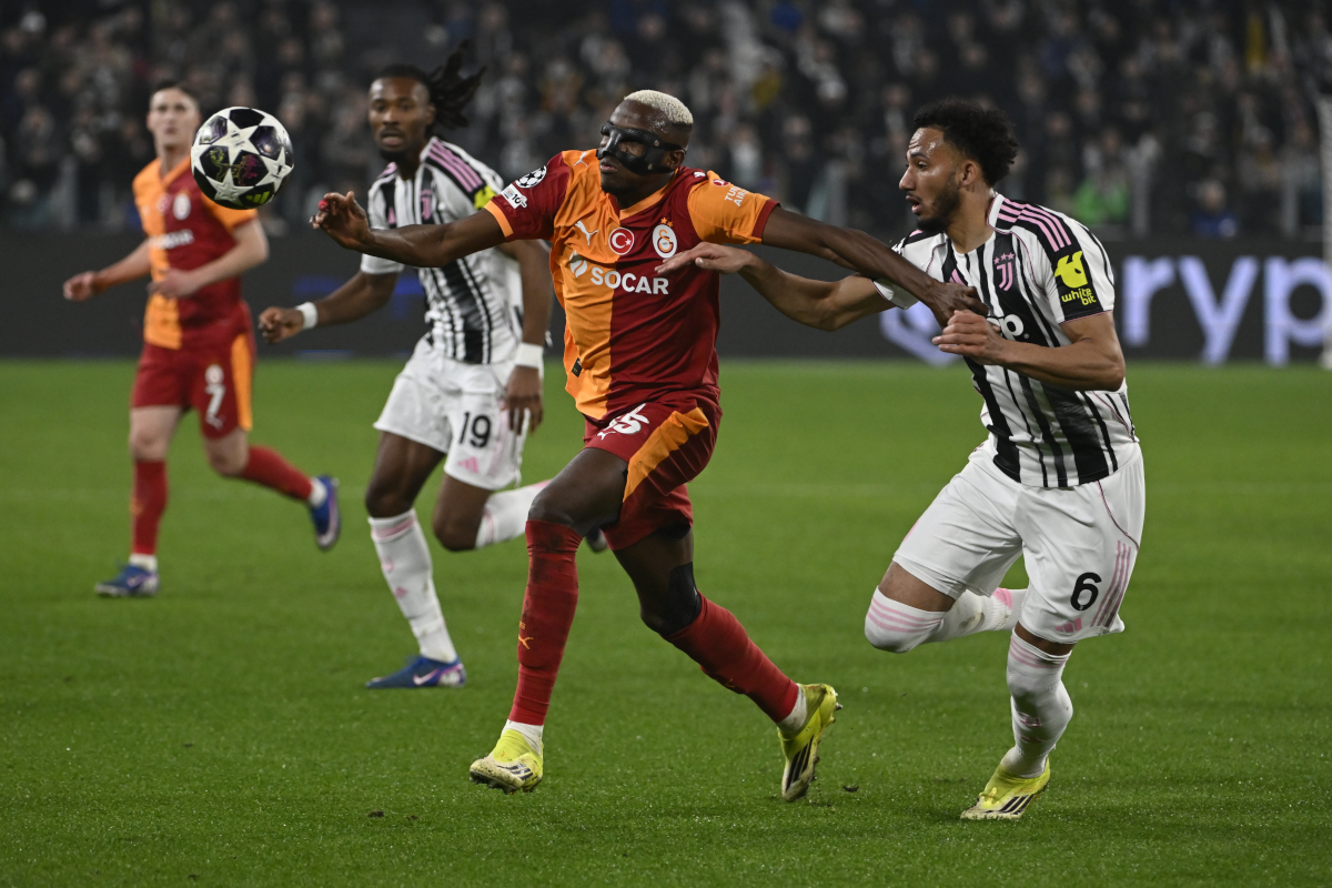 TURIN, ITALY - FEBRUARY 25: (L-R) Victor Osimhen of Galatasaray in action against Lloyd Kelly of Juventus FC during the UEFA Champions League 2025/26 League Knockout Play-off Second Leg match between Juventus and Galatasaray A.S. at Juventus Stadium on February 25, 2026 in Turin, Italy. (Photo by Stefano Guidi/Getty Images)