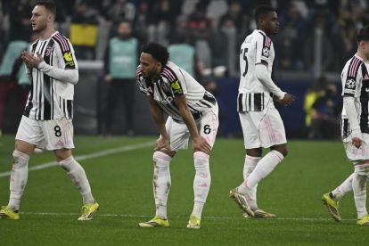 TURIN, ITALY - FEBRUARY 25: Lloyd Kelly of Juventus FC reacts after receiving a red card during the UEFA Champions League 2025/26 League Knockout Play-off Second Leg match between Juventus and Galatasaray A.S. at Juventus Stadium on February 25, 2026 in Turin, Italy. (Photo by Stefano Guidi/Getty Images)
