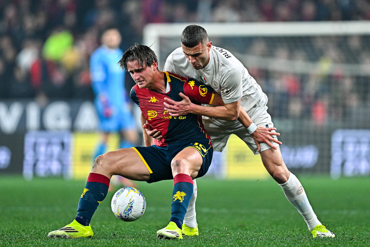 GENOA, ITALY - FEBRUARY 7: Lorenzo Colombo of Genoa (left) and Alessandro Buongiorno of Napoli vie for the ball during the Serie A match between Genoa CFC and SSC Napoli at Stadio Luigi Ferraris on February 7, 2026 in Genoa, Italy. (Photo by Simone Arveda/Getty Images)