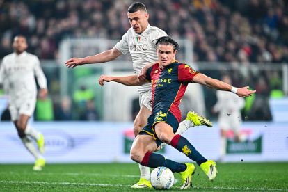 GENOA, ITALY - FEBRUARY 7: Lorenzo Colombo of Genoa (right) scores a goal during the Serie A match between Genoa CFC and SSC Napoli at Stadio Luigi Ferraris on February 7, 2026 in Genoa, Italy. (Photo by Simone Arveda/Getty Images)