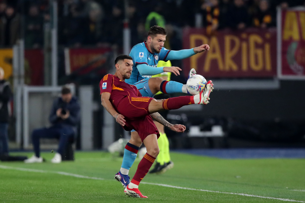 ROME, ITALY - FEBRUARY 09: Lorenzo Pellegrini of AS Roma competes for the ball with Sebastiano Esposi of Cagliari Calcio during the Serie A match between AS Roma and Cagliari Calcio at Stadio Olimpico on February 09, 2026 in Rome, Italy. (Photo by Paolo Bruno/Getty Images)