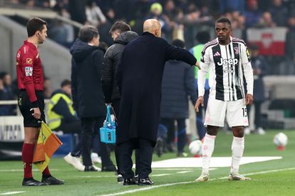 BERGAMO, ITALY - FEBRUARY 05: Luciano Spalletti, Head Coach of Juventus, speaks to Pierre Kalulu during the Coppa Italia Quarter-Final match between Atalanta BC and Juventus FC at the New Balance Arena on February 05, 2026 in Bergamo, Italy. (Photo by Marco Luzzani/Getty Images)