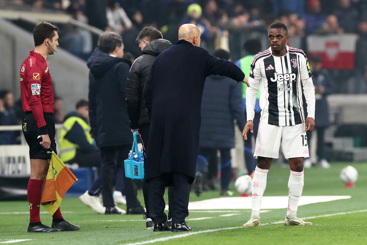 BERGAMO, ITALY - FEBRUARY 05: Luciano Spalletti, Head Coach of Juventus, speaks to Pierre Kalulu during the Coppa Italia Quarter-Final match between Atalanta BC and Juventus FC at the New Balance Arena on February 05, 2026 in Bergamo, Italy. (Photo by Marco Luzzani/Getty Images)