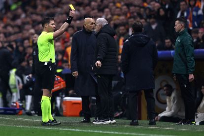 ISTANBUL, TURKEY - FEBRUARY 17: Referee Danny Makkelie shows a yellow card to the Galatasaray A.S. bench during the UEFA Champions League 2025/26 League Knockout Play-off First Leg match between Galatasaray A.S. and Juventus at Ali Sami Yen Spor Kompleksi on February 17, 2026 in Istanbul, Turkey. (Photo by Burak Kara/Getty Images)