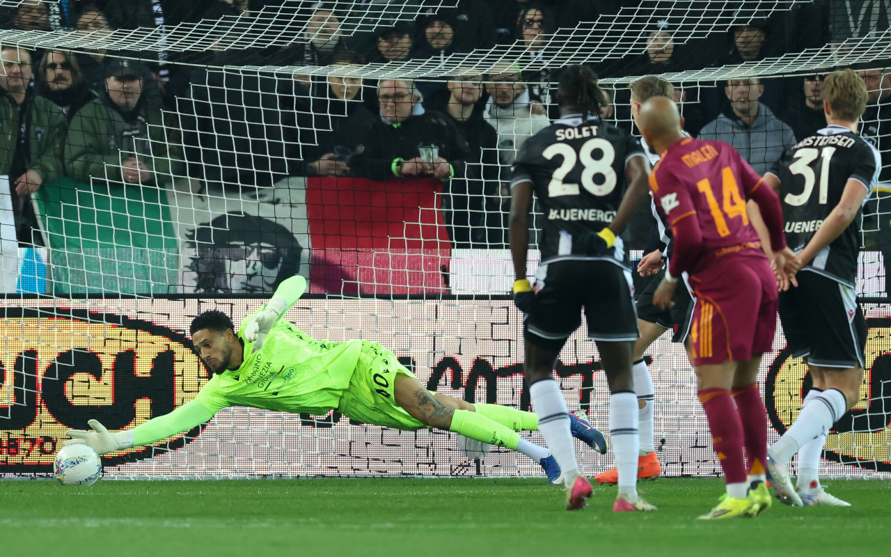 UDINE, ITALY - FEBRUARY 02: Maduka Okoye of Udinese makes a save at a shot from Donyell Malen of Roma during the Serie A match between Udinese Calcio and AS Roma at Stadio Friuli on February 02, 2026 in Udine, Italy. (Photo by Timothy Rogers/Getty Images)