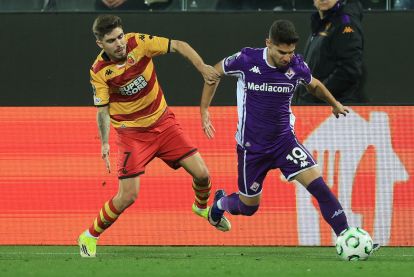 FLORENCE, ITALY - FEBRUARY 26: Alex Pozo of Jagiellonia Bialystok in action against Manor Solomon of ACF Fiorentina during the UEFA Conference League 2025/26 Knockout Play-off Second Leg match between ACF Fiorentina and Jagiellonia Bialystok at Stadio Artemio Franchi on February 26, 2026 in Florence, Italy. (Photo by Gabriele Maltinti/Getty Images)