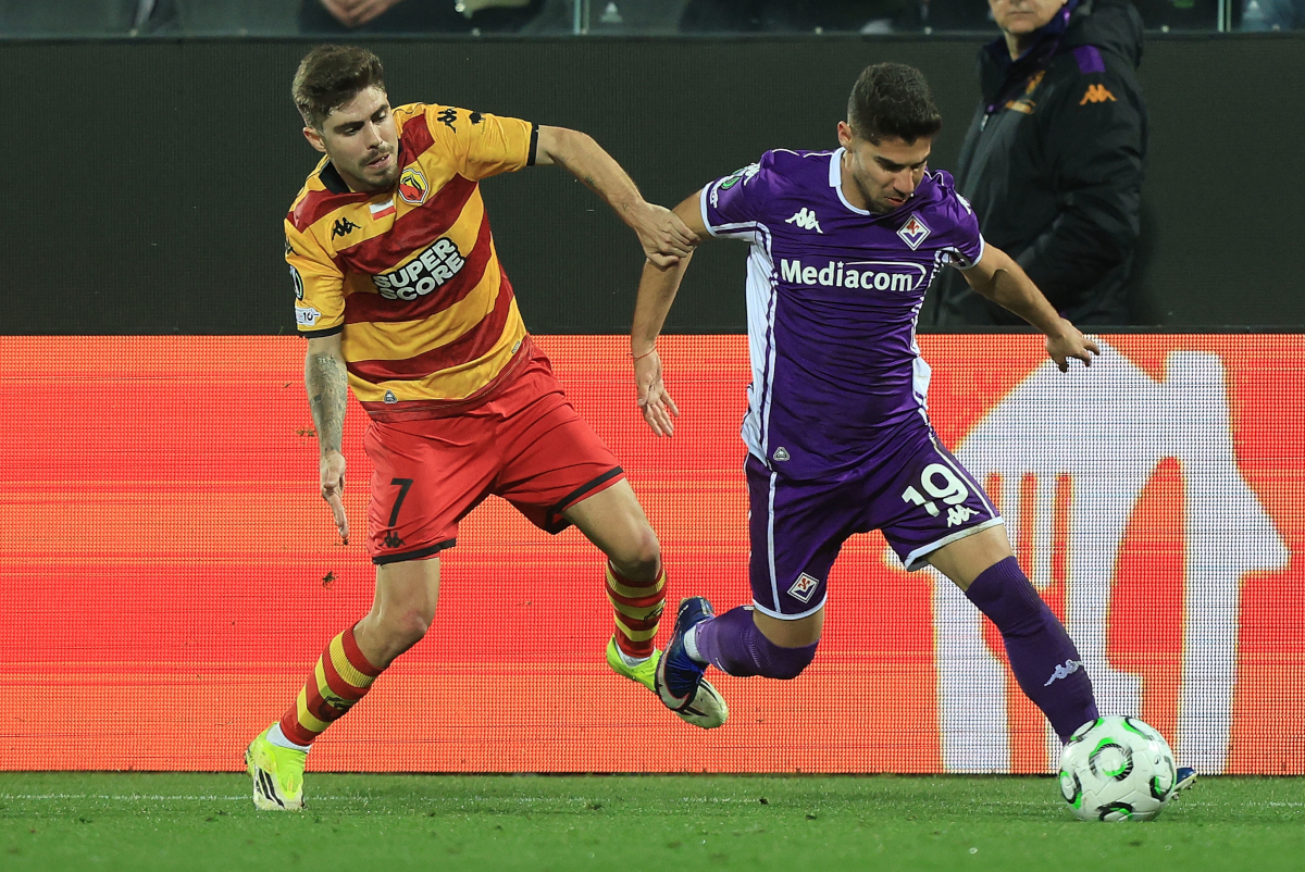 FLORENCE, ITALY - FEBRUARY 26: Alex Pozo of Jagiellonia Bialystok in action against Manor Solomon of ACF Fiorentina during the UEFA Conference League 2025/26 Knockout Play-off Second Leg match between ACF Fiorentina and Jagiellonia Bialystok at Stadio Artemio Franchi on February 26, 2026 in Florence, Italy. (Photo by Gabriele Maltinti/Getty Images)