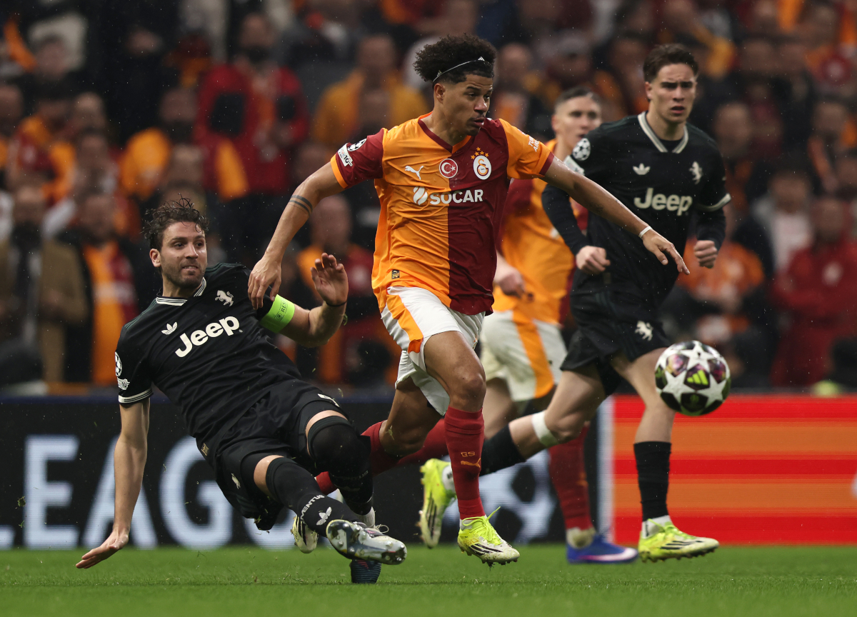 ISTANBUL, TURKEY - FEBRUARY 17: Gabriel Sara of Galatasaray A.S. runs with the ball from Manuel Locatelli of Juventus during the UEFA Champions League 2025/26 League Knockout Play-off First Leg match between Galatasaray A.S. and Juventus at Ali Sami Yen Spor Kompleksi on February 17, 2026 in Istanbul, Turkey. (Photo by Burak Kara/Getty Images)