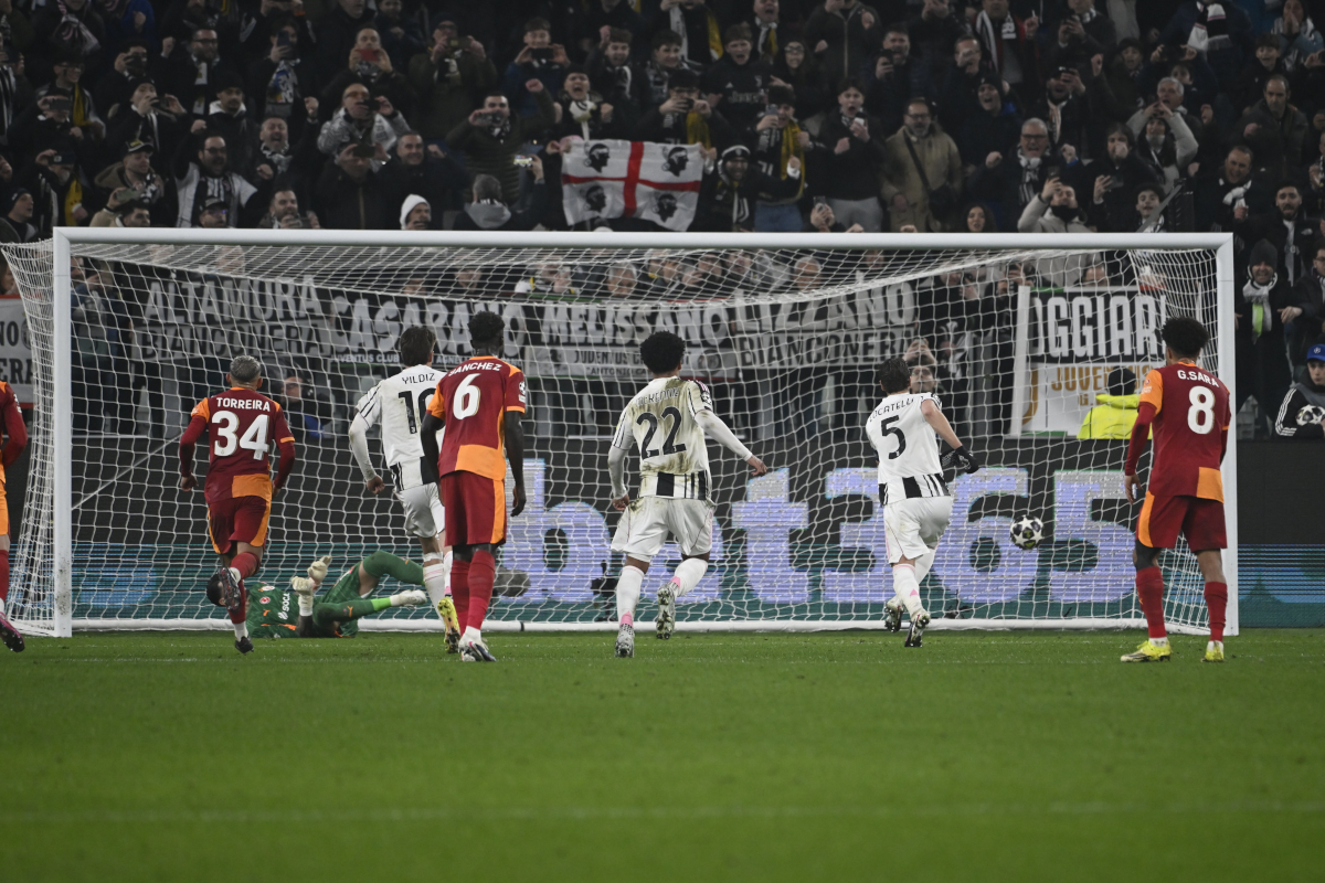 TURIN, ITALY - FEBRUARY 25: Manuel Locatelli (2nd R) of Juventus FC takes a penalty kick to score his team's first goal during the UEFA Champions League 2025/26 League Knockout Play-off Second Leg match between Juventus and Galatasaray A.S. at Juventus Stadium on February 25, 2026 in Turin, Italy. (Photo by Stefano Guidi/Getty Images)
