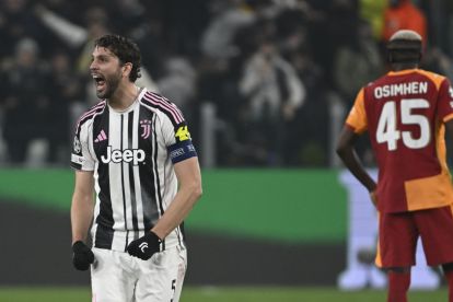 TURIN, ITALY - FEBRUARY 25: Manuel Locatelli of Juventus FC celebrates after scoring his team's first goal during the UEFA Champions League 2025/26 League Knockout Play-off Second Leg match between Juventus and Galatasaray A.S. at Juventus Stadium on February 25, 2026 in Turin, Italy. (Photo by Stefano Guidi/Getty Images)