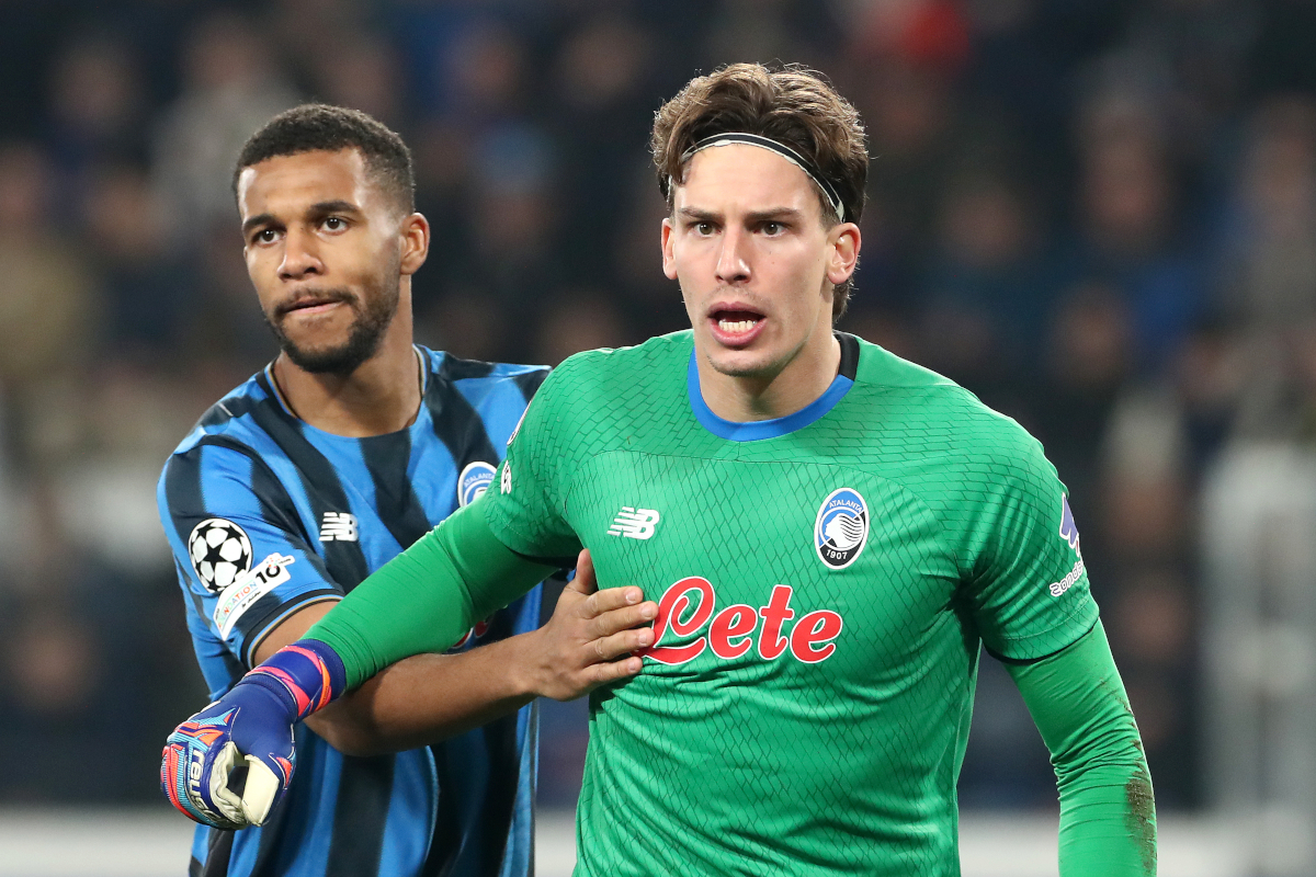 BERGAMO, ITALY - FEBRUARY 25: Marco Carnesecchi of Atalanta interacts with teammate Isak Hien during the UEFA Champions League 2025/26 League Knockout Play-off Second Leg match between Atalanta BC and Borussia Dortmund at Stadio di Bergamo on February 25, 2026 in Bergamo, Italy. (Photo by Marco Luzzani/Getty Images)