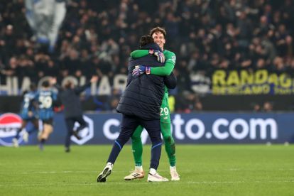 BERGAMO, ITALY - FEBRUARY 25: Marco Carnesecchi of Atalanta celebrates victory following during the UEFA Champions League 2025/26 League Knockout Play-off Second Leg match between Atalanta BC and Borussia Dortmund at Stadio di Bergamo on February 25, 2026 in Bergamo, Italy. (Photo by Marco Luzzani/Getty Images)