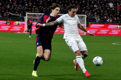 CAGLIARI, ITALY - FEBRUARY 21: Marco Palestra of Cagliari in contrast with Luca Pellegrini of Lazio during the Serie A match between Cagliari Calcio and SS Lazio at Stadio Sant'Elia on February 21, 2026 in Cagliari, Italy. (Photo by Enrico Locci/Getty Images)