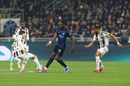 MILAN, ITALY - FEBRUARY 14: Fabio Miretti of Juventus and Marcus Thuram of FC Internazionale Milano battle for possession during the Serie A match between FC Internazionale and Juventus FC at Giuseppe Meazza Stadium on February 14, 2026 in Milan, Italy. (Photo by Marco Luzzani/Getty Images)