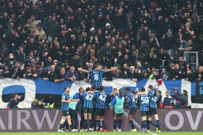 BERGAMO, ITALY - FEBRUARY 25: Mario Pasalic of Atalanta celebrates scoring his team's third goal with teammates and fans during the UEFA Champions League 2025/26 League Knockout Play-off Second Leg match between Atalanta BC and Borussia Dortmund at Stadio di Bergamo on February 25, 2026 in Bergamo, Italy. (Photo by Marco Luzzani/Getty Images)