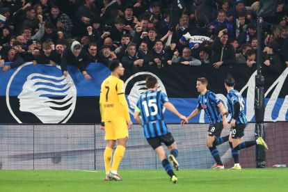 BERGAMO, ITALY - FEBRUARY 25: Mario Pasalic of Atalanta celebrates scoring his team's third goal with teammate Lazar Samardzic during the UEFA Champions League 2025/26 League Knockout Play-off Second Leg match between Atalanta BC and Borussia Dortmund at Stadio di Bergamo on February 25, 2026 in Bergamo, Italy. (Photo by Marco Luzzani/Getty Images)