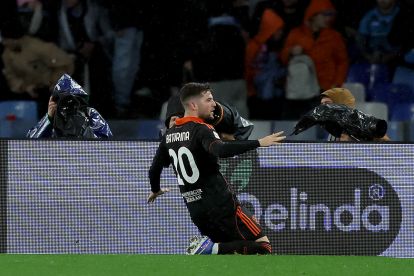 NAPLES, ITALY - FEBRUARY 10: Martin Baturina of Como 1907 celebrates with teammates after scoring his team's first goal during the Coppa Italia match between SSC Napoli and Como 1907 at Stadio Diego Armando Maradona on February 10, 2026 in Naples, Italy. (Photo by Francesco Pecoraro/Getty Images)