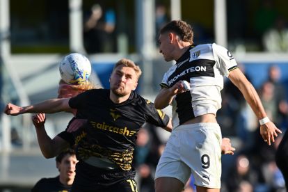 PARMA, ITALY - FEBRUARY 15: Mateo Pellegrino of Parma Calcio competes for the ball with Victor Nelsson of Hellas Verona during the Serie A match between Parma Calcio 1913 and Hellas Verona FC at Stadio Ennio Tardini on February 15, 2026 in Parma, Italy. (Photo by Alessandro Sabattini/Getty Images)