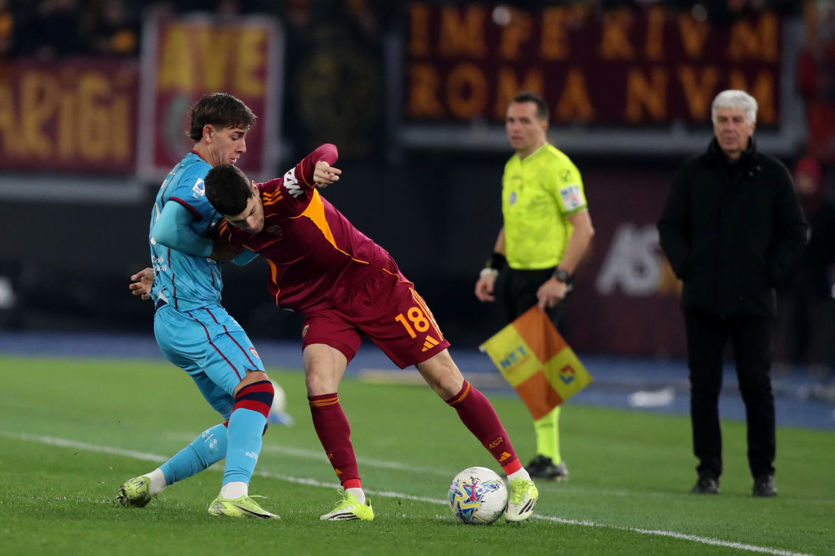 ROME, ITALY - FEBRUARY 09: Matias Soule of AS Roma competes for the ball with Juan Martin Rodriguez Camejo of Cagliari Calcio during the Serie A match between AS Roma and Cagliari Calcio at Stadio Olimpico on February 09, 2026 in Rome, Italy. (Photo by Paolo Bruno/Getty Images)