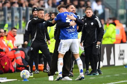 TURIN, ITALY - FEBRUARY 22: Mergim Vojvoda of Como 1907 celebrates the opening goal with head coach Francesc Fabregas Soler during the Serie A match between Juventus FC and Como 1907 at on February 21, 2026 in Turin, Italy. (Photo by Valerio Pennicino/Getty Images)
