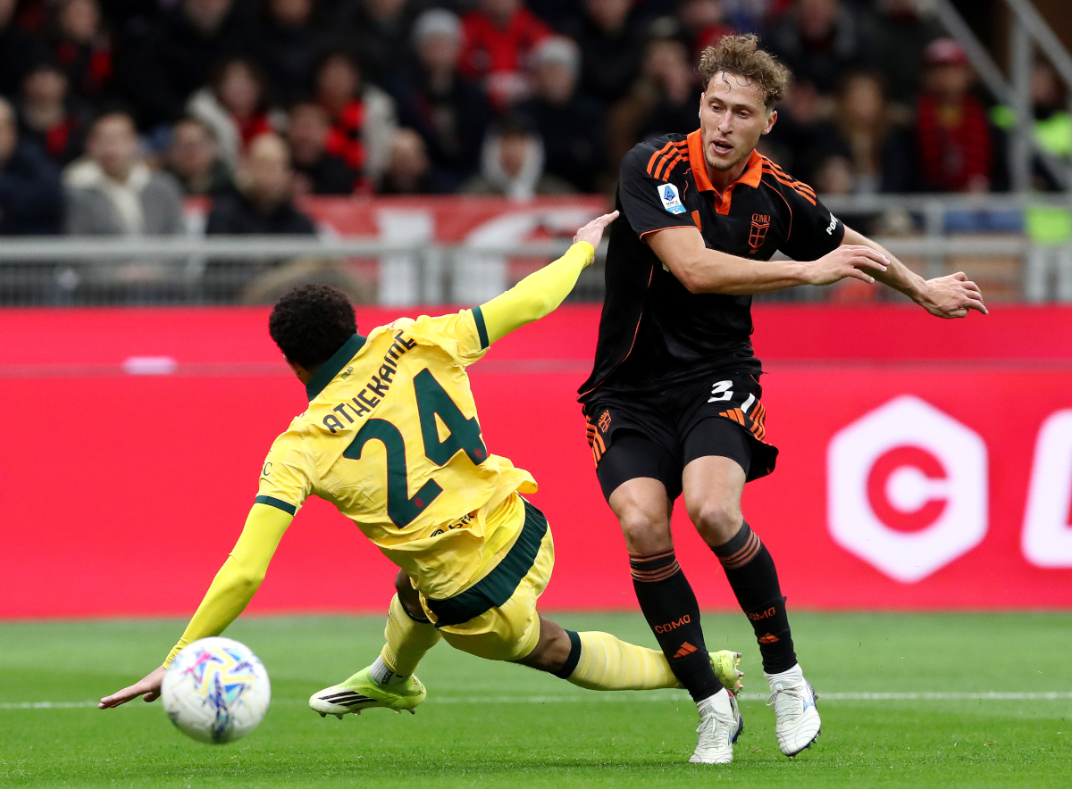 MILAN, ITALY - FEBRUARY 18: Zachary Athekame of AC Milan is challenged by Mergim Vojvoda of Como 1907 during the Serie A match between AC Milan and Como 1907 at Giuseppe Meazza Stadium on February 18, 2026 in Milan, Italy. (Photo by Marco Luzzani/Getty Images)