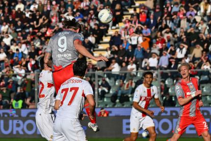 CREMONA, ITALY - FEBRUARY 15: Milan Djuric of US Cremonese goes for a header during the Serie A match between US Cremonese and Genoa CFC at Stadio Giovanni Zini on February 15, 2026 in Cremona, Italy. (Photo by Marco M. Mantovani/Getty Images)