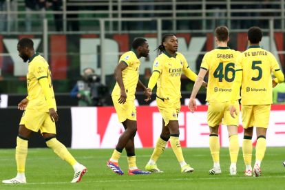 MILAN, ITALY - FEBRUARY 18: Rafael Leao of AC Milan celebrates scoring his team's first goal with teammates during the Serie A match between AC Milan and Como 1907 at Giuseppe Meazza Stadium on February 18, 2026 in Milan, Italy. (Photo by Marco Luzzani/Getty Images)