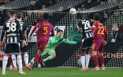 UDINE, ITALY - FEBRUARY 02: Mile Svilar of Roma is beaten by Jurgen Ekkelenkamp's strike for Udinese during the Serie A match between Udinese Calcio and AS Roma at Stadio Friuli on February 02, 2026 in Udine, Italy. (Photo by Timothy Rogers/Getty Images)