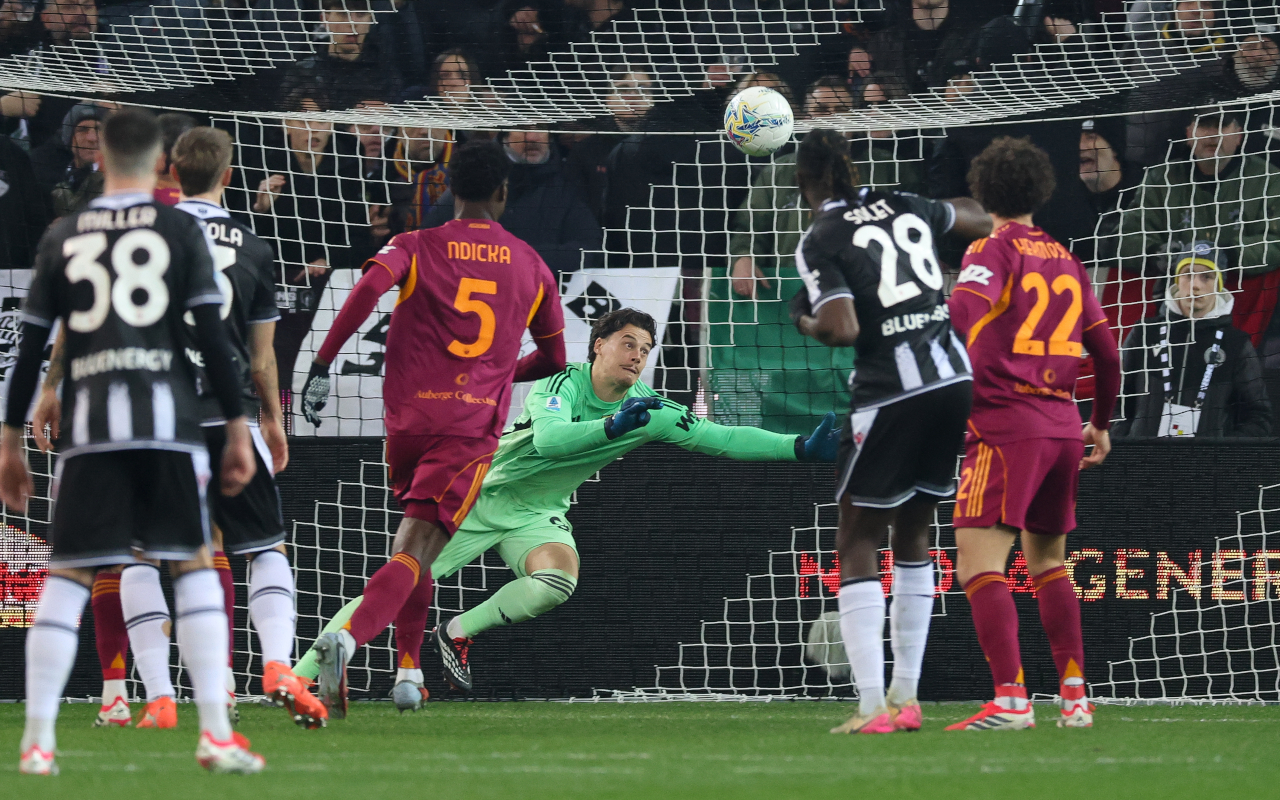 UDINE, ITALY - FEBRUARY 02: Mile Svilar of Roma is beaten by Jurgen Ekkelenkamp's strike for Udinese during the Serie A match between Udinese Calcio and AS Roma at Stadio Friuli on February 02, 2026 in Udine, Italy. (Photo by Timothy Rogers/Getty Images)
