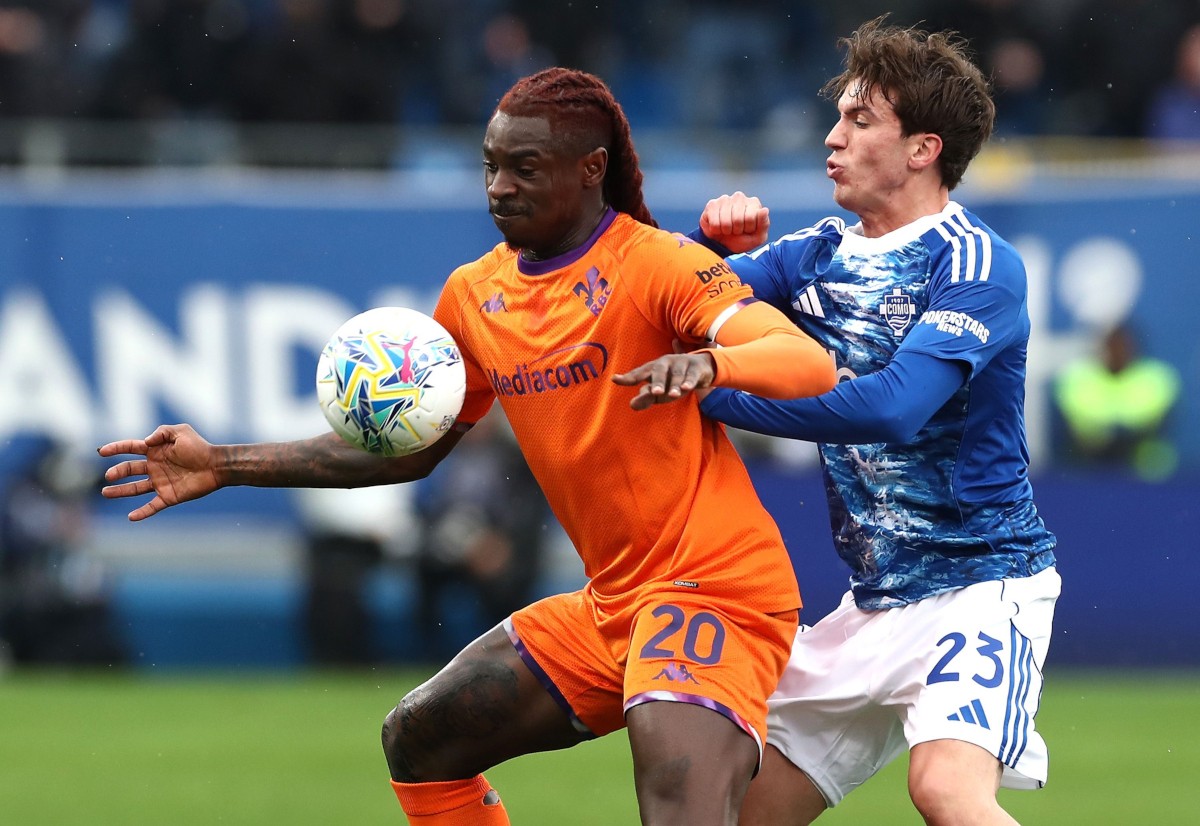 COMO, ITÁLIA - 14 DE FEVEREIRO: Moise Kean da ACF Fiorentina é desafiado por Maximo Perrone de Como 1907 durante a partida da Série A entre Como 1907 e ACF Fiorentina no Estádio Giuseppe Sinigaglia em 14 de fevereiro de 2026 em Como, Itália. (Foto de Marco Luzzani/Getty Images)
