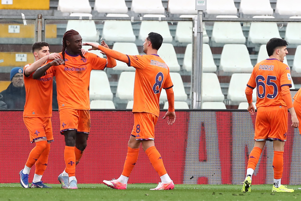 COMO, ITALY - FEBRUARY 14: Moise Kean of ACF Fiorentina celebrates with his team-mates after scoring their team's second goal from the penalty spot during the Serie A match between Como 1907 and ACF Fiorentina at Giuseppe Sinigaglia Stadium on February 14, 2026 in Como, Italy. (Photo by Marco Luzzani/Getty Images)