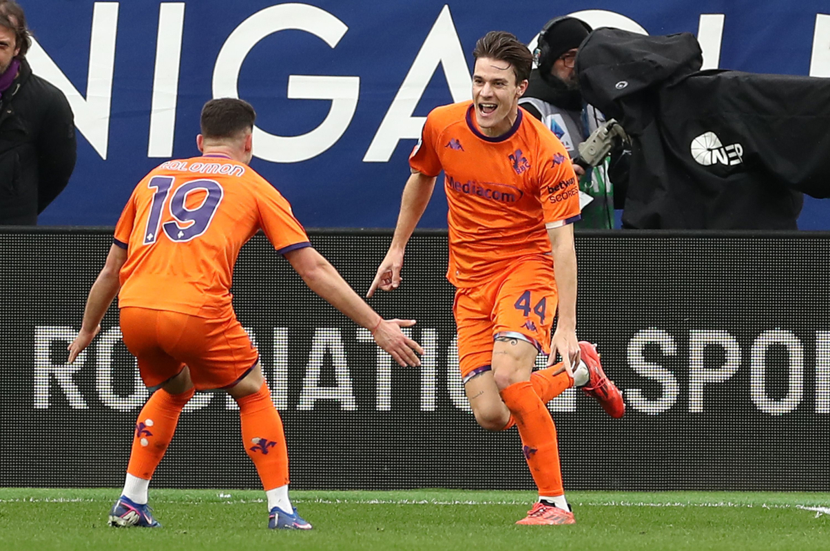 COMO, ITALY - FEBRUARY 14: Nicolo’ Fagioli of ACF Fiorentina celebrates with his team-mate Manor Solomon after scoring their team's first goalduring the Serie A match between Como 1907 and ACF Fiorentina at Giuseppe Sinigaglia Stadium on February 14, 2026 in Como, Italy. (Photo by Marco Luzzani/Getty Images)