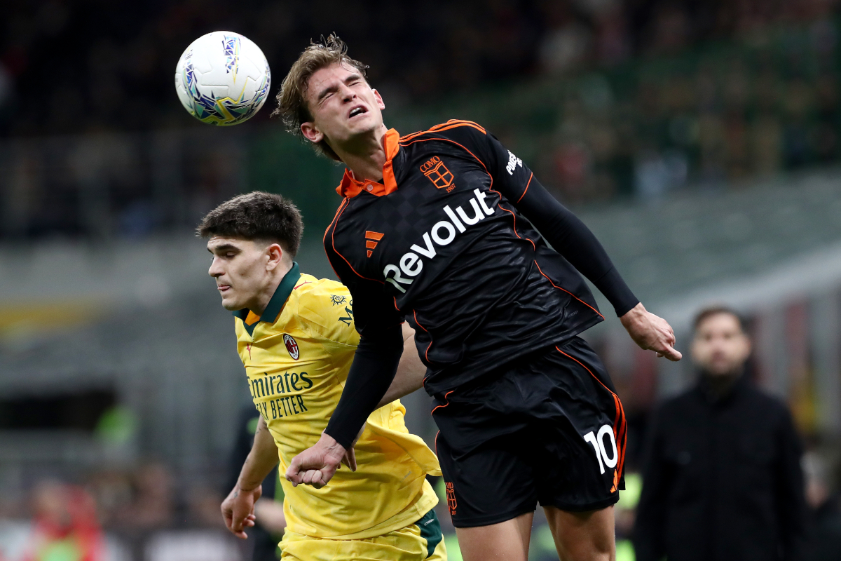 MILAN, ITALY - FEBRUARY 18: Davide Bartesaghi of AC Milan jumps for the ball with Nico Paz of Como 1907 during the Serie A match between AC Milan and Como 1907 at Giuseppe Meazza Stadium on February 18, 2026 in Milan, Italy. (Photo by Marco Luzzani/Getty Images)