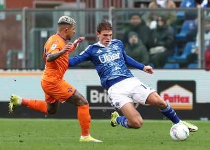 COMO, ITALY - FEBRUARY 14: Nico Paz of Como 1907 is challenged by Dodo’ of ACF Fiorentina during the Serie A match between Como 1907 and ACF Fiorentina at Giuseppe Sinigaglia Stadium on February 14, 2026 in Como, Italy. (Photo by Marco Luzzani/Getty Images)
