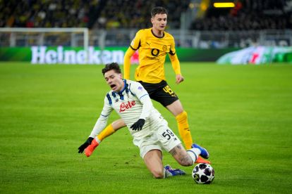 DORTMUND, GERMANY - FEBRUARY 17: Nicola Zalewski of Atalanta is fouled by Luca Reggiani of Borussia Dortmund during the UEFA Champions League 2025/26 League Knockout Play-off First Leg match between Borussia Dortmund and Atalanta BC at BVB Stadion Dortmund on February 17, 2026 in Dortmund, Germany. (Photo by Pau Barrena/Getty Images)