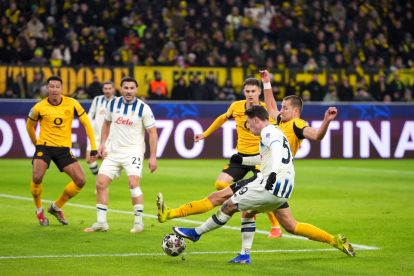 DORTMUND, GERMANY - FEBRUARY 17: Nicola Zalewski of Atalanta is challenged by Waldemar Anton of Borussia Dortmund during the UEFA Champions League 2025/26 League Knockout Play-off First Leg match between Borussia Dortmund and Atalanta BC at BVB Stadion Dortmund on February 17, 2026 in Dortmund, Germany. (Photo by Pau Barrena/Getty Images)