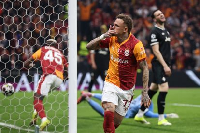 ISTANBUL, TURKEY - FEBRUARY 17: Noa Lang of Galatasaray A.S. celebrates scoring his team's second goal during the UEFA Champions League 2025/26 League Knockout Play-off First Leg match between Galatasaray A.S. and Juventus at Ali Sami Yen Spor Kompleksi on February 17, 2026 in Istanbul, Turkey. (Photo by Burak Kara/Getty Images)