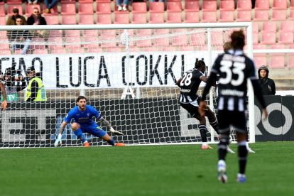 LECCE, ITALY - FEBRUARY 08: Oumar Solet of Udinese Calcio scores his team's equalizing goal with penalty during the Serie A match between US Lecce and Udinese Calcio at Stadio Via del Mare on February 08, 2026 in Lecce, Italy. (Photo by Maurizio Lagana/Getty Images)