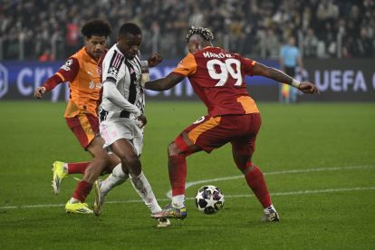 TURIN, ITALY - FEBRUARY 25: Pierre Kalulu of Juventus FC dribbles the ball against Mario Lemina of Galatasaray during the UEFA Champions League 2025/26 League Knockout Play-off Second Leg match between Juventus and Galatasaray A.S. at Juventus Stadium on February 25, 2026 in Turin, Italy. (Photo by Stefano Guidi/Getty Images)