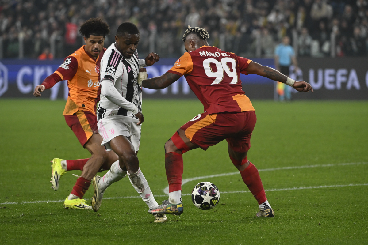 TURIN, ITALY - FEBRUARY 25: Pierre Kalulu of Juventus FC dribbles the ball against Mario Lemina of Galatasaray during the UEFA Champions League 2025/26 League Knockout Play-off Second Leg match between Juventus and Galatasaray A.S. at Juventus Stadium on February 25, 2026 in Turin, Italy. (Photo by Stefano Guidi/Getty Images)