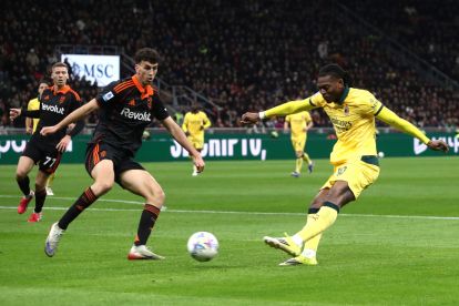 MILAN, ITALY - FEBRUARY 18: Rafael Leao of AC Milan misses a chance whilst under pressure from Jacobo Ramon of Como 1907 during the Serie A match between AC Milan and Como 1907 at Giuseppe Meazza Stadium on February 18, 2026 in Milan, Italy. (Photo by Marco Luzzani/Getty Images)