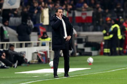 BERGAMO, ITALY - FEBRUARY 05: Raffaele Palladino, Head Coach of Atalanta, gives the team instructions during the Coppa Italia Quarter-Final match between Atalanta BC and Juventus FC at the New Balance Arena on February 05, 2026 in Bergamo, Italy. (Photo by Marco Luzzani/Getty Images)