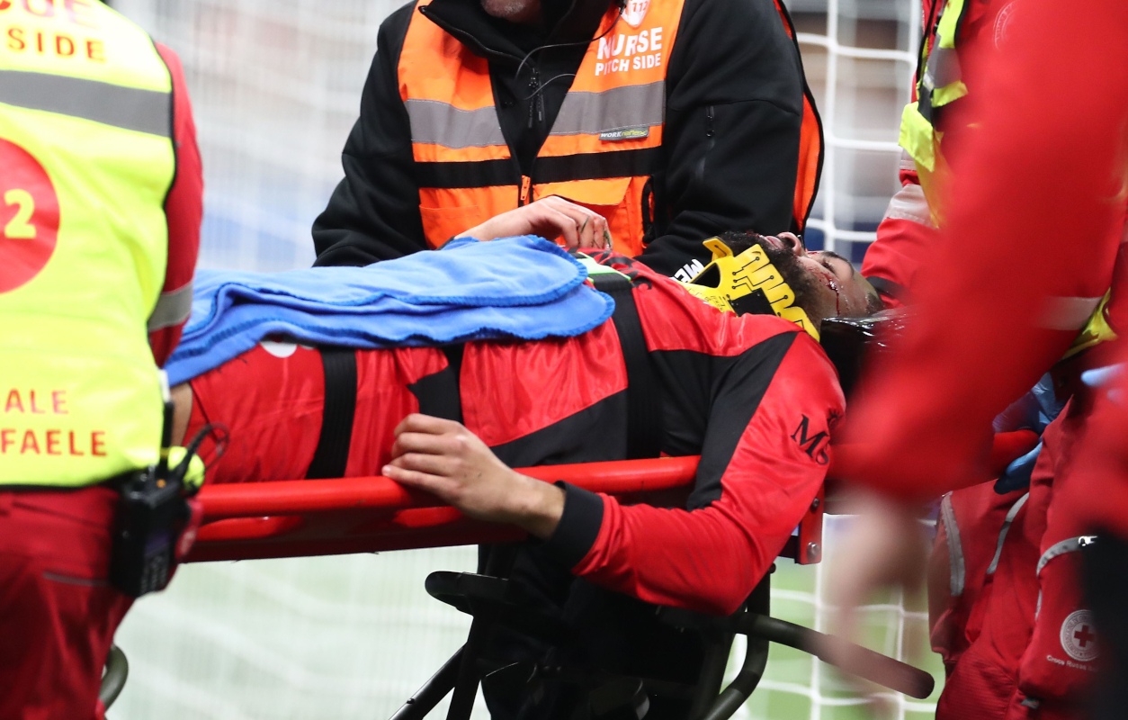 MILAN, ITALY - FEBRUARY 22: Ruben Loftus-Cheek of AC Milan leaves the pitch on a stretcher during the Serie A match between AC Milan and Parma Calcio 1913 at Giuseppe Meazza Stadium on February 22, 2026 in Milan, Italy. (Photo by Marco Luzzani/Getty Images)
