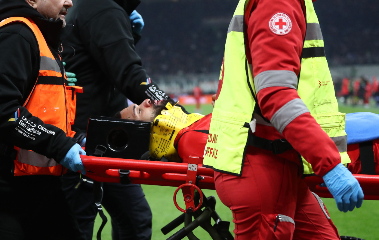 MILAN, ITALY - FEBRUARY 22: Ruben Loftus-Cheek of AC Milan leaves the pitch on a stretcher during the Serie A match between AC Milan and Parma Calcio 1913 at Giuseppe Meazza Stadium on February 22, 2026 in Milan, Italy. (Photo by Marco Luzzani/Getty Images)