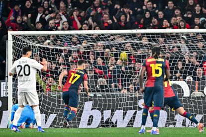 GENOA, ITALY - FEBRUARY 7: Ruslan Malinovskyi of Genoa (center) scores a goal on a penalty kick during the Serie A match between Genoa CFC and SSC Napoli at Stadio Luigi Ferraris on February 7, 2026 in Genoa, Italy. (Photo by Simone Arveda/Getty Images)