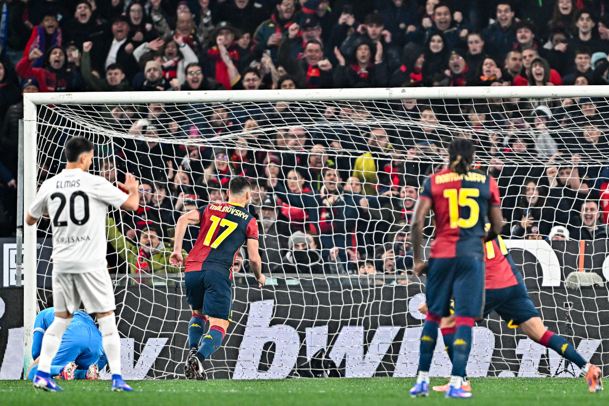 GENOA, ITALY - FEBRUARY 7: Ruslan Malinovskyi of Genoa (center) scores a goal on a penalty kick during the Serie A match between Genoa CFC and SSC Napoli at Stadio Luigi Ferraris on February 7, 2026 in Genoa, Italy. (Photo by Simone Arveda/Getty Images)