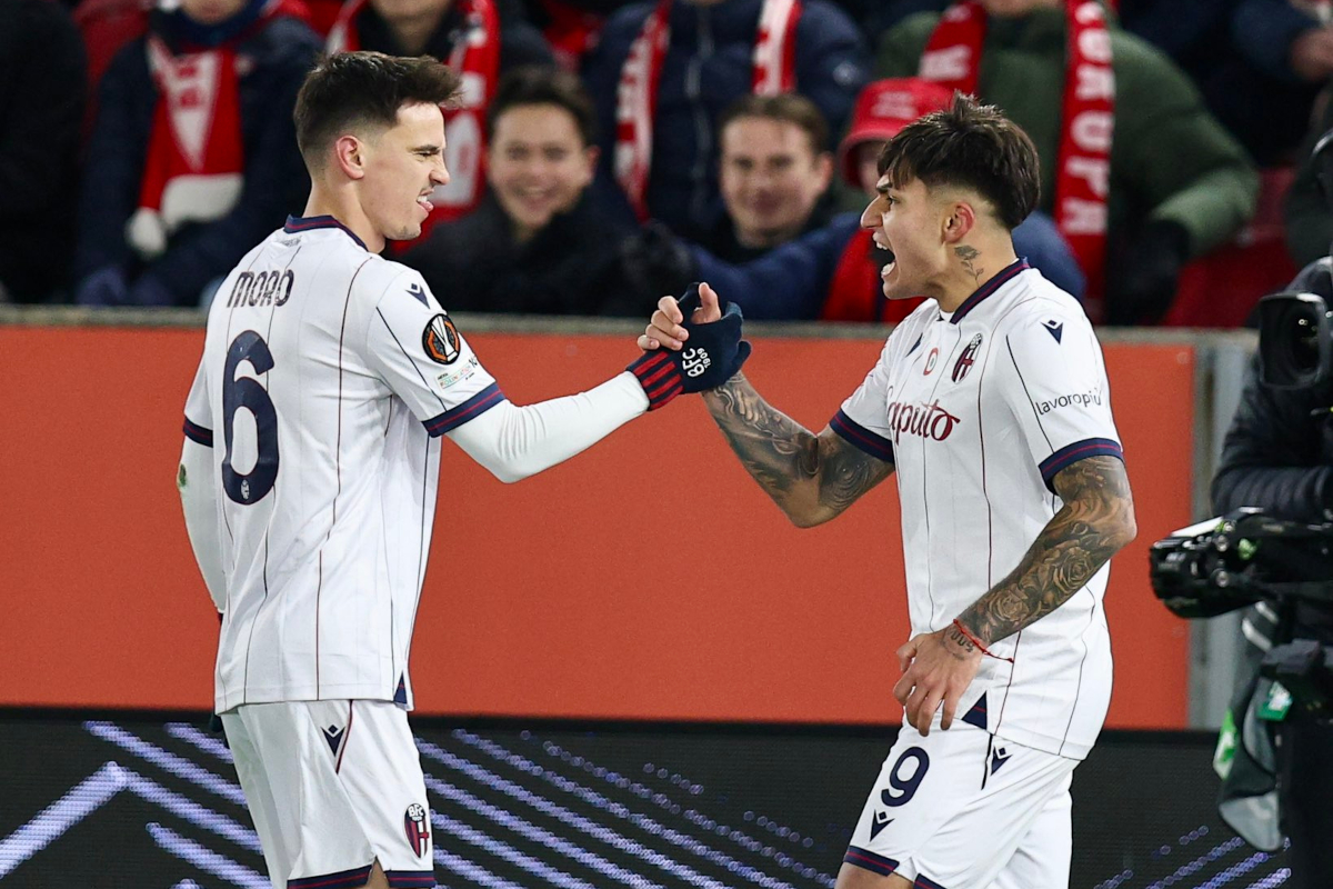 Santiago Castro celebrates his goal with teammate Nikola Moro in the Europa League play-off between Bologna and SK Brann (@bolognafc1909)