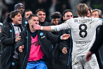GENOA, ITALY - FEBRUARY 7: Scott McTominay of Napoli (right) celebrates with Antonio Conte, head coach of Napoli, and his team-mates after scoring a goal during the Serie A match between Genoa CFC and SSC Napoli at Stadio Luigi Ferraris on February 7, 2026 in Genoa, Italy. (Photo by Simone Arveda/Getty Images)