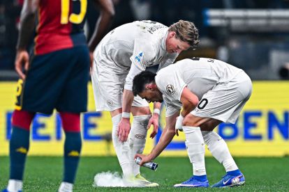GENOA, ITALY - FEBRUARY 7: Eljif Elmas of Napoli (right) sprays his teammate Scott McTominay's right ankle during the Serie A match between Genoa CFC and SSC Napoli at Stadio Luigi Ferraris on February 7, 2026 in Genoa, Italy. (Photo by Simone Arveda/Getty Images)