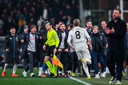 GENOA, ITALY - FEBRUARY 7: Scott McTominay of Napoli (center) celebrates with Antonio Conte, head coach of Napoli, and his team-mates after scoring a goal during the Serie A match between Genoa CFC and SSC Napoli at Stadio Luigi Ferraris on February 7, 2026 in Genoa, Italy. (Photo by Simone Arveda/Getty Images)